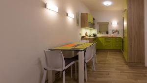 Kuchyňa alebo kuchynka v ubytovaní Apartment Aloha