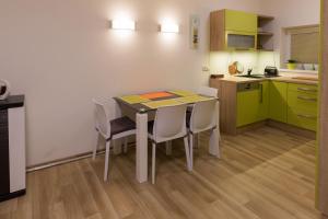Kuchyňa alebo kuchynka v ubytovaní Apartment Aloha