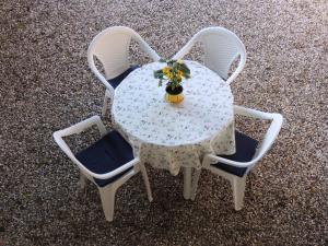 una mesa con dos sillas y un jarrón con flores. en Apartment Nina and Nino en Sarajevo