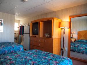 Ein Bett oder Betten in einem Zimmer der Unterkunft Suitcase Motel & Travel