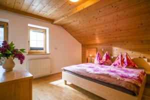 una camera da letto con un letto e un soffitto in legno di Ferienwohnung Spindlegger a Schlitters