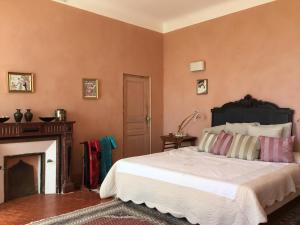 A bed or beds in a room at B&B en Provence- Villa Saint Marc