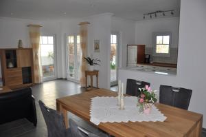 cocina y comedor con mesa y sillas en Rureifel FEWO, en Nideggen
