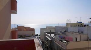 ガリポリにあるCasa Mare Gallipoliの建物の屋根から海の景色を望めます。