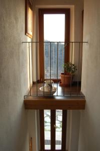 balcón con lavabo y ventana en Ca' de l'Ase, en Pontinvrea