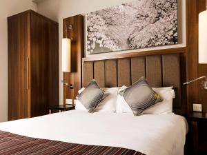 Postel nebo postele na pokoji v ubytování Mercure Darlington King's Hotel