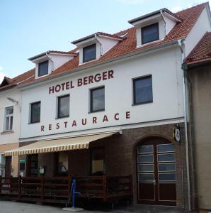 een gebouw met het brouwerijrestaurant van het hotel aan de voorzijde bij Hotel Berger in Kamenice nad Lipou