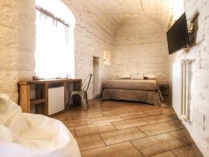 een slaapkamer met een bed, een tafel en een raam bij Cecenove in Capurso