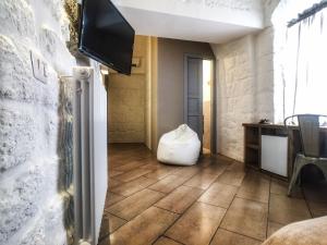 a room with a tv on a wall at Cecenove in Capurso