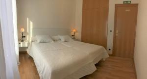 En eller flere senger på et rom på Lindux Apart Pamplona