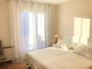 Postel nebo postele na pokoji v ubytování Lindux Apart Pamplona