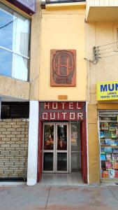 una tienda con un cartel en la parte delantera de un edificio en Hotel Quitor, en Calama