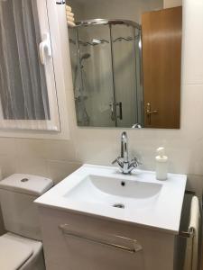 パンプローナにあるLindux Apart Pamplonaのバスルーム(洗面台、トイレ、鏡付)
