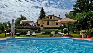 Bazén v ubytovaní Agriturismo San Giacomo alebo v jeho blízkosti