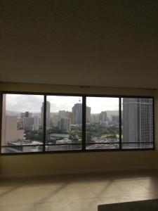 ein Fenster in einem Zimmer mit Stadtblick in der Unterkunft Waikiki Ala Moana Studio in Honolulu