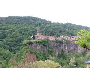 un edificio al lado de una montaña en Cal Mestre, en Castellfollit de la Roca