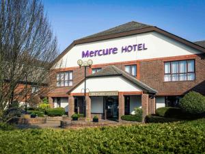 ein Hotel mit einem Schild, das Temperaturhotel liest in der Unterkunft Mercure Dartford Brands Hatch Hotel & Spa in 