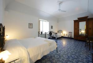 una camera da letto con un letto, un tavolo e delle sedie di Novecento a Trapani