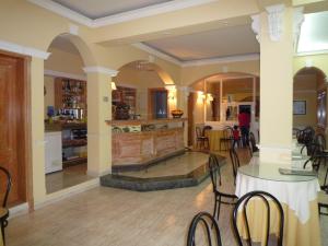 Zona de lounge sau bar la Hotel Rompeolas