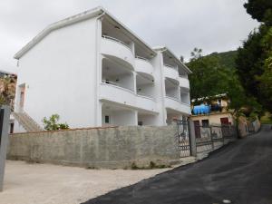 Budova, kde se aparthotel nachází