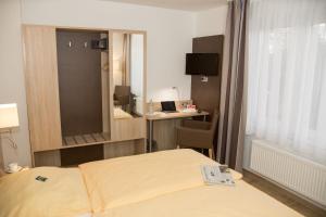 a hotel room with a bed and a desk at Hotel Restaurant Lütkebohmert in Reken +104 photos