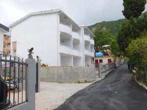 Nespecifikovaný výhled na hory nebo výhled na hory při pohledu z aparthotelu
