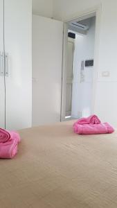 レイタニにあるVilla Gaiaのピンクの枕2つ(1室のベッドの上)