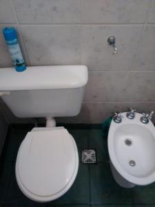 A bathroom at Departamento Alvarado