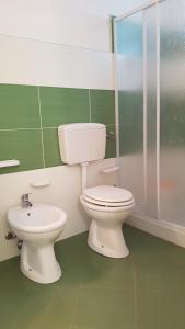 レイタニにあるVilla Gaiaのバスルーム(トイレ、洗面台付)