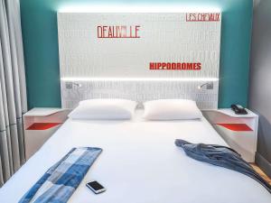 Кровать или кровати в номере ibis Styles Deauville Centre