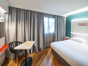 Кровать или кровати в номере ibis Styles Deauville Centre +37 фотографий