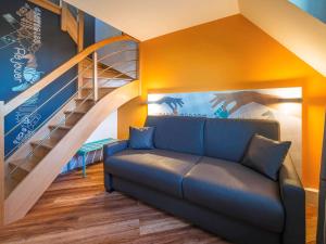 - un salon avec un canapé et un escalier dans l'établissement ibis Styles Deauville Centre, à Deauville