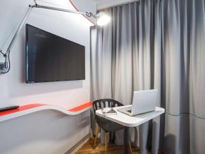 Телевизор и/или развлекательный центр в ibis Styles Deauville Centre