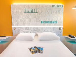 Кровать или кровати в номере ibis Styles Deauville Centre