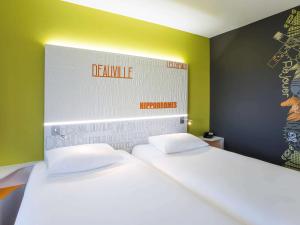 Кровать или кровати в номере ibis Styles Deauville Centre