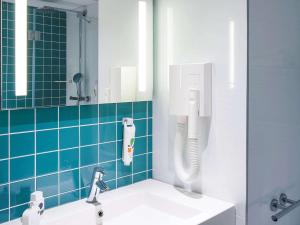 Ванная комната в ibis Styles Deauville Centre