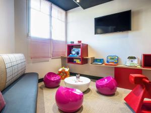 Телевизор и/или развлекательный центр в ibis Styles Deauville Centre