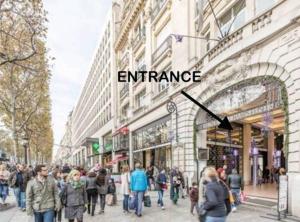 استوديو خاص - شارع الشانزليزيه في باريس: مجموعة من الناس يمشون أمام متجر