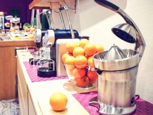 Una cocina o zona de cocina en Mercure Angers Centre Gare