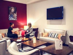 Una televisión o centro de entretenimiento en Mercure Angers Centre Gare