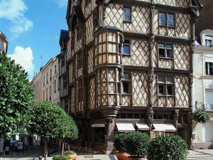 un gran edificio de madera al lado de una calle en Mercure Angers Centre Gare, en Angers