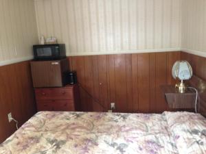 A bed or beds in a room at Dayton Motel
