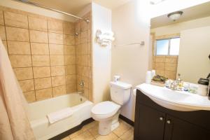 a bathroom with a tub and a toilet and a sink at Dayton Motel in Dayton +25 photos