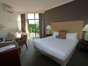 Кровать или кровати в номере Mercure Hunter Valley Gardens