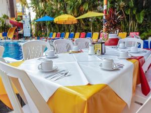 Majoituspaikan Sands Acapulco Hotel & Bungalows ravintola tai vastaava paikka