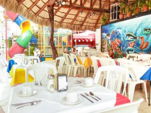Majoituspaikan Sands Acapulco Hotel & Bungalows ravintola tai vastaava paikka