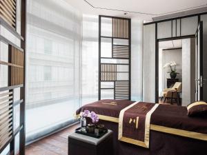 Ένα ή περισσότερα κρεβάτια σε δωμάτιο στο The Langham Hong Kong