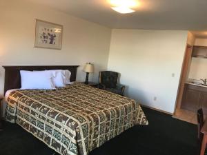 Кровать или кровати в номере Western Holiday Motel