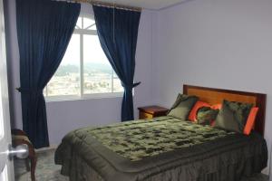 Postel nebo postele na pokoji v ubytování Hostal Mirador de Otavalo