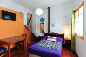 Giường trong phòng chung tại Casa Violeta Limón